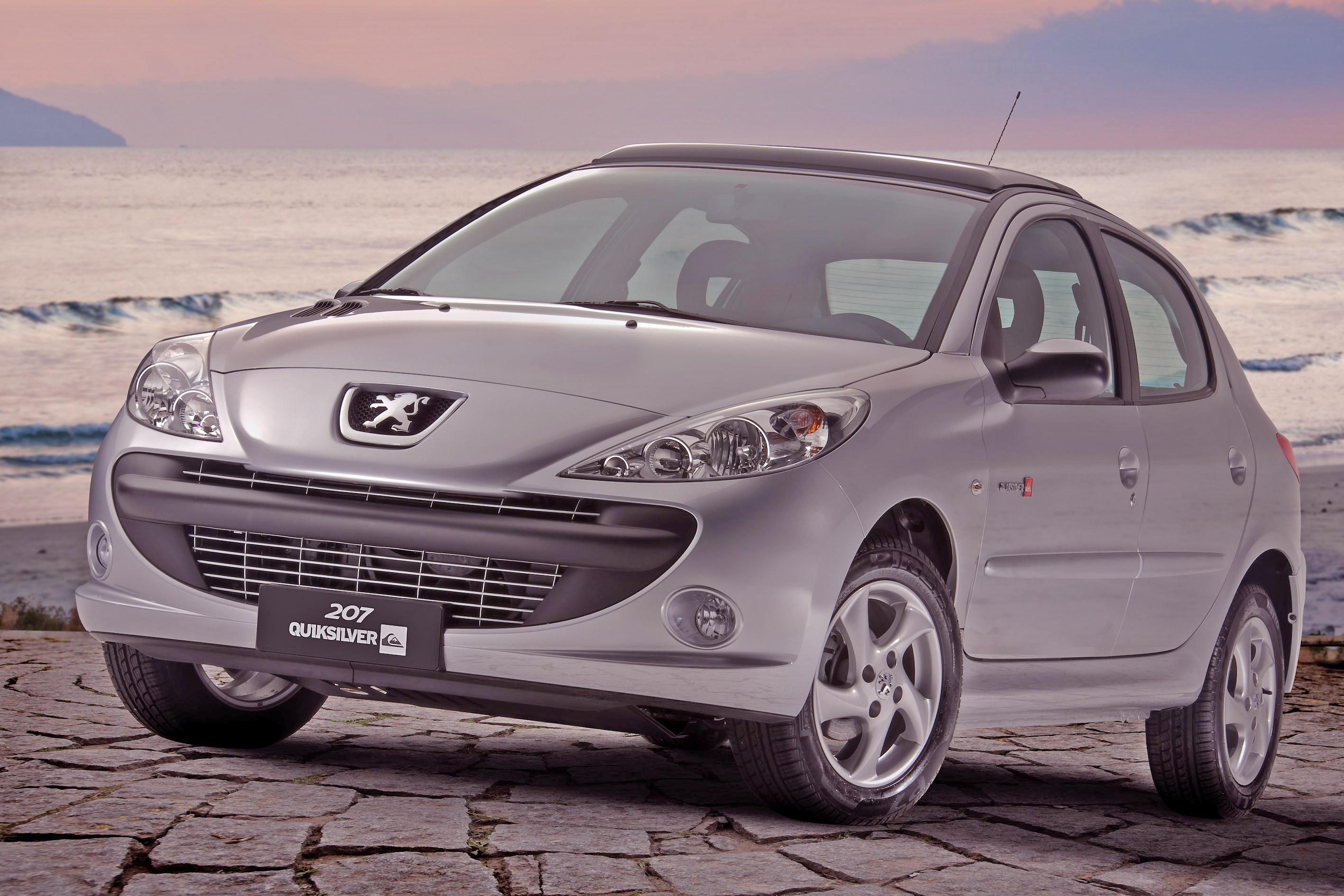 Eye-catching and safe, the new peugeot 207 is leading the way.